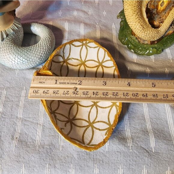 DECOUPAGE  ARE THE THEY? CIRCLES? 4 LEAF CLOVER, WEDDING RING ON A CLAM SHELL - Picture 6 of 7